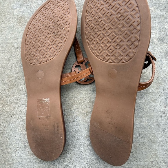 Tory Burch Brown Sandals with Woven Medallion Design - Picture 5 of 5